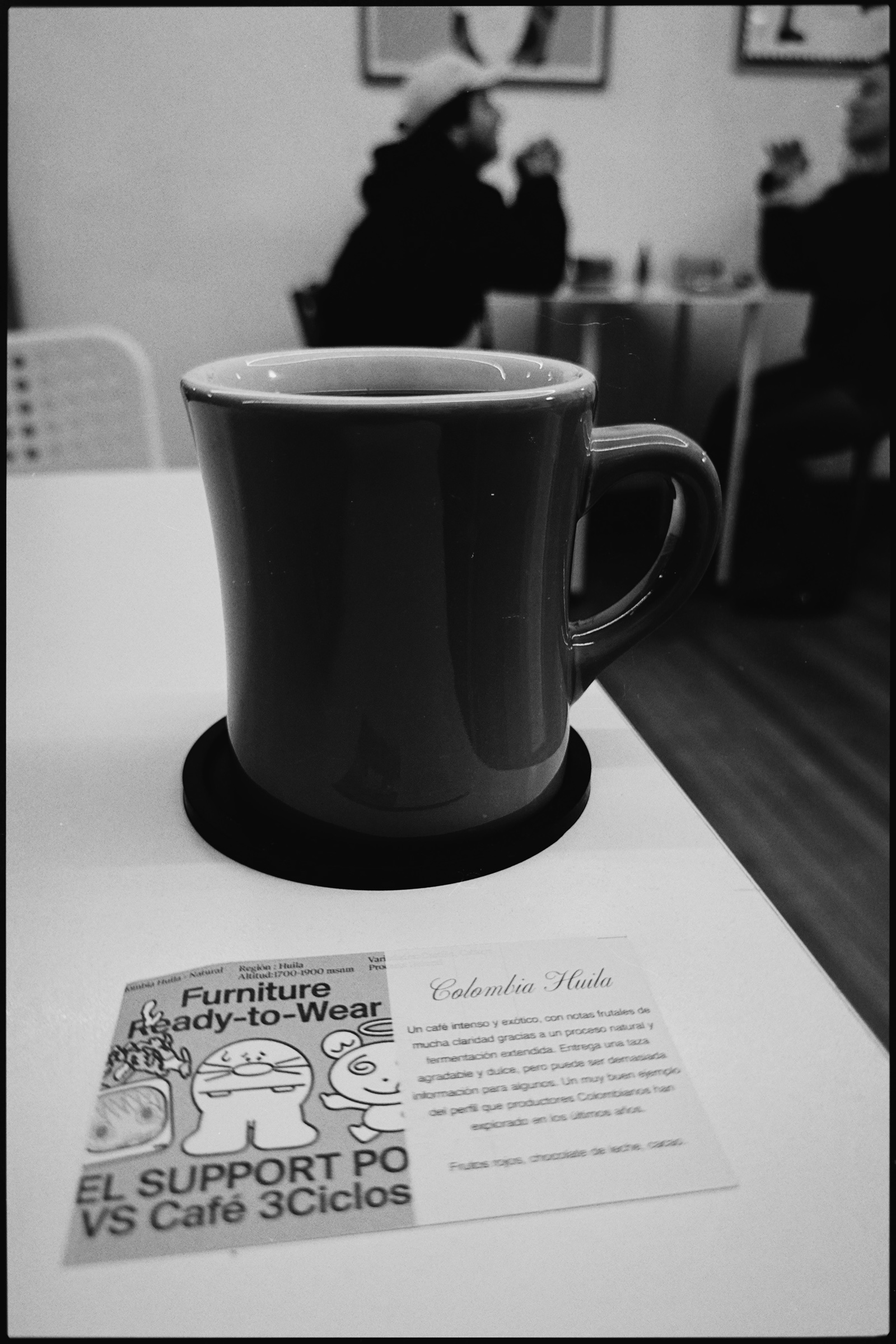 Taza servida sobre una mesa de Café Triciclo